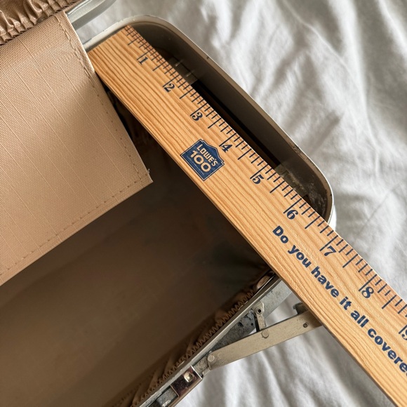 Vintage Samsonite Silhouette Train Case Cream Color w/Keys (8.5"H x 14.5"L x7"W) - Picture 8 of 15